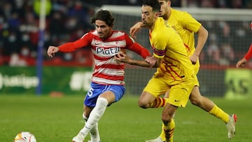 Collado pelea el bal&oacute;n con Busquets.