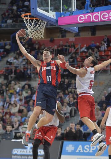 Bien: el inicio con Prigioni en el banquillo fue duro. El 3-2 de balance no era bueno, pero tampoco alarmante. El problema eran las sensaciones: un partido bueno no significaba nada, al igual que uno malo. No se sabía que esperar. Eso mataba el proyecto. La llegada de Pedro Martínez dio siete triunfos y una superioridad constatable. A pesar de ello, el billete para la Copa se certificó en la última jornada. Las lesiones y los cambios tradicionales en el roster también han lastrado al Baskonia.