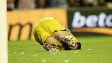 <b> TRAERÁ POLÉMICA. </b> Falcón, tendido en el suelo tras el lanzamiento del petardo desde la grada de San Mamés.