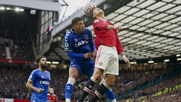 Cristiano Ronaldo, jugador del Manchester United, remata con la cabeza un bal&oacute;n en el partido de Premier League ante el Everton.