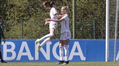 Jakobsson celebra con Olga Carmona el 0-2 del Real Madrid ante el Deportivo. 