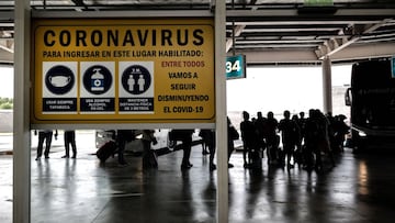 AME7671. BUENOS AIRES (ARGENTINA), 04/01/2021.- Varias personas transitan en una terminal de transporte hoy, en Buenos Aires (Argentina). Argentina se sumerge en una temporada vacacional estival marcada por la desatenci&oacute;n de gran parte de la poblaci&oacute;n a las medidas sanitarias contra la covid-19, con fiestas clandestinas y playas llenas mientras los contagios vuelven a escalar tras varias semanas en descenso. EFE/ Juan Ignacio Roncoroni