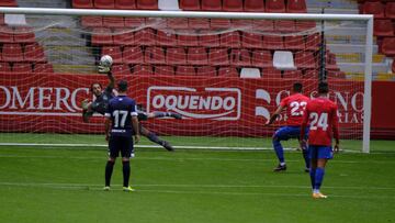 Derrota en el estreno de Gallego en el banquillo de El Molinón