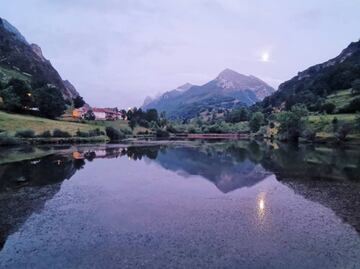 El Parque Natural de Somiedo es una de las visitas obligadas al Principado de Asturias, y es que está declarado Reserva de la Biosfera gracias a su increíble paisaje y por ser el hogar del oso pardo.