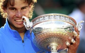 Rafa Nadal posa con el Trofeo de Roland Garros conseguido en 2011 en la final que lo enfrentó al suizo Roger Federer