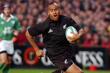 Lomu de 1,96 mts. disputó dos mundiales con su selección, no pudiendo ganar ninguno. El wing de Nueva Zelanda falleció el 18 de noviembre de 2015 tras sufrir una embolia pulmonar.