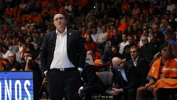 Epi, técnico del Leyma Coruña, analiza el partido ante el Valencia.