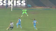 Con 'bicicleta' incluida: los dos golazos de Vidal al Nápoli