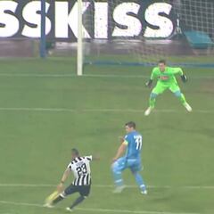 Con 'bicicleta' incluida: los dos golazos de Vidal al Nápoli