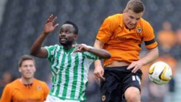 Cedrick intenta el remate en el partido ante el Wolverhampton.