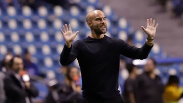 MEX2798.PUEBLA (MÉXICO), 18/08/2023.- El director técnico Eduardo Arce de Puebla reacciona hoy, durante un partido de la jornada 4 del torneo Apertura 2023 de la liga de fútbol mexicano disputado en el estadio Cuauhtémoc, en Puebla (México). EFE/Hilda Ríos
