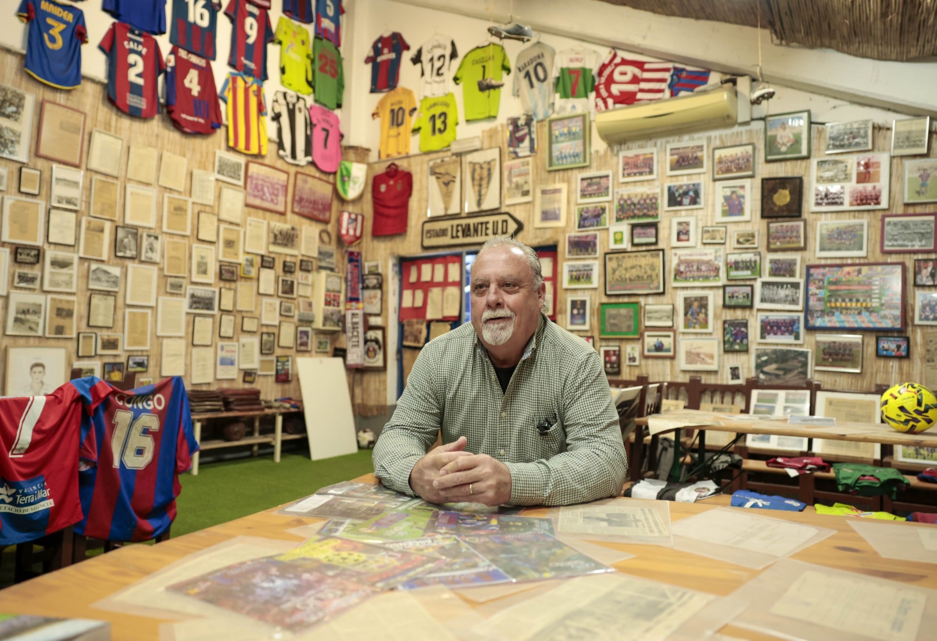 El derbi del “hola y adiós” de Raimon 