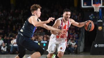 Facundo Campazzo, base del Estrella Roja, trata de superar a Rokas Jokubaitis, del Barça.