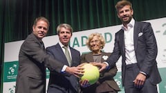 Kelly Fairweather, &Aacute;ngel Garrido, Manuela Carmena y Gerard Piqu&eacute; posan en la presentaci&oacute;n de Madrid como sede de la fase final de la Copa Davis de 2019 y 2020.