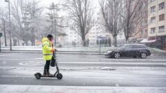 Un hombre con un monopatín circula por una calle de Vitoria-Gasteiz cubierta de nieve, a 18 de enero de 2023, en Vitoria-Gasteiz, Álava, País Vasco (España). La ciudad de Vitoria ha amanecido cubierto de un manto blanco de nieve después de que bajara la cota de nieve a los 200 metros. La nieve y el hielo han provocado problemas en las carreteras alavesas y se han cerrado puertos.
18 ENERO 2023;NIEVE;VITORIA;VITORIA-GASTEIZ;TEMPORAL;FRIO;INVIERNO;NEVADA
Iñaki Berasaluce / Europa Press
18/01/2023