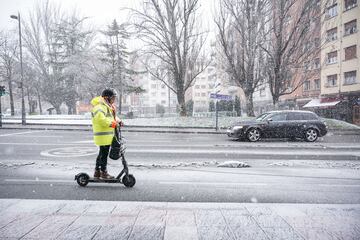 Un hombre con un monopatín circula por una calle de Vitoria-Gasteiz cubierta de nieve en Vitoria-Gasteiz, Álava, País Vasco (España). La ciudad de Vitoria ha amanecido cubierto de un manto blanco de nieve después de que bajara la cota de nieve a los 200 metros. La nieve y el hielo han provocado problemas en las carreteras alavesas y se han cerrado puertos.