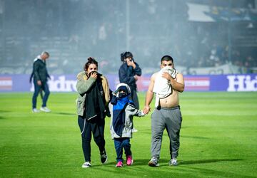 El partido se tuvo que detener a los nueve minutos de juego por graves incidentes tanto dentro como fuera del estadio. Hinchas del Lobo que quedaron afuera se enfrentaron con la policía, que reprimió de manera abrupta.  El humo de los gases lacrimógenos ingresó al estadio