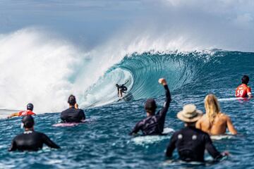 Un grupo de surfistas observa desde el agua la actuación del brasileño Samuel Pupo durante el Outerknow
Tahití Pro 2022, que tuvo lugar en Teahupo'o, en la Polinesia Francesa. La prueba, de la que saldrán los cinco primeros del ránking, forma parte del Chmpionship Tour, el circuito donde se decide el campeón del mundo de surf.