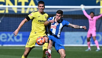 Villarreal's Argentine defender #08 Juan Foyth fights for the ball with Espanyol's Spanish forward #02 Roberto Fernandez during the Spanish league football match between Villarreal CF and RCD Espanyol at La Ceramica stadium in Vila-real on April 27, 2025. (Photo by JOSE JORDAN / AFP)