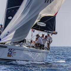 El TabarcaVela arranca al ritmo de los favoritos