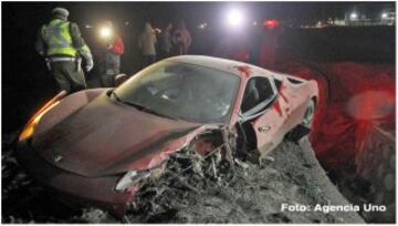 Así quedó el auto de Arturo Vidal tras el choque que protagonizó cerca del acceso sur a Santiago. 