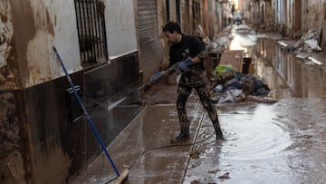 Varias personas limpian el barro en el día 13 tras el paso de la DANA por Valencia, a 11 de noviembre de 2024, en Paiporta, Valencia, Comunidad Valenciana (España). Casi dos semanas después del paso de la DANA que arrasó la provincia de Valencia y mientras siguen las tareas de búsqueda de víctimas, la cifra oficial de desaparecidos se sitúa en 32 y quedan ocho cadáveres sin identificar. El número total de fallecidos se mantiene en 214. Con el fin de ayudar a los damnificados, el Consejo de Ministros de hoy ha aprobado un segundo decreto ley con nuevas medidas de respuesta para los afectados, tras el aprobado la semana pasada con ayudas por valor de 10.600 millones para empresas, autónomos y particulares.
11 NOVIEMBRE 2024;DANA;CATASTROFE;BUSQUEDA;DESAPARECIDOS;FALLECIDOS;VÍCTIMAS
Alejandro Martínez Vélez / Europa Press
11/11/2024
