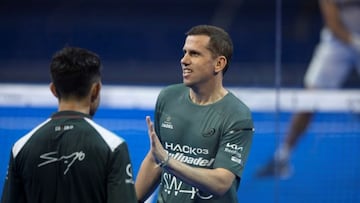 Paquito Navarro felicita a Sanyo, de espaldas.