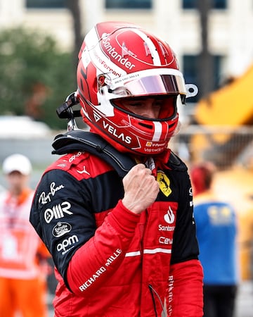 Alegría de Charles Leclerc tras conseguir la pole en Bakú.