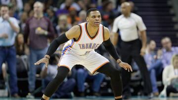 Russell Westbrook defiende un ataque en el Chesapeake Arena