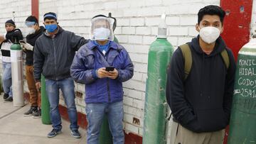 Un grupo de personas hace cola para poder recargar sus bombonas de oxígeno.