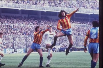 Jugó con el Valencia desde 1976 a 1981, se fue a River Plate y volvió en 1982 hasta 1984. Se enfundó la camiseta che en 247 partidos y anotó 146 goles.