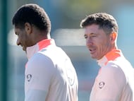 Tras haberse instalado dentro de los mejores ocho equipos en Champions, el Barcelona busca seguir sacándole ventaja al Real Madrid en LaLiga. EFE/Enric Fontcuberta.