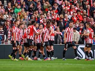 BILBAO, 08/02/2026.- Los jugadores del Athletic Club celebran el primer gol del equipo bilbaíno, obra de Guruzeta (c), durante el partido de Liga en Primera División ante el Levante que disputan este domingo en el estadio de San Mamés, en Bilbao. EFE/Javier Zorrilla