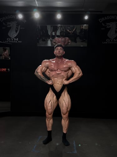 Figura muy conocida en el panorama fitness de España, con una gran presencia como influencer en redes sociales como Instagram, TikTok y YouTube. Consiguió clasificar y participó en el Mr. Olympia 2024 (en su debut en Classic Physique) y volvió a clasificar para el Mr. Olympia 2025. Ha ganado varias competiciones profesionales, como el Tupelo Pro 2024 y 2025, y el Atlanta Pro 2025, en la categoría Classic Physique.