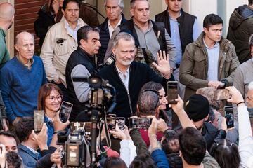 Los Reyes Felipe VI y Letizia, saludan a los vecinos durante la visita a la localidad de Chiva.