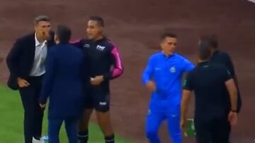 El día que el nuevo DT de Colo Colo se peleó con otro entrenador en México: ¡polera rota!