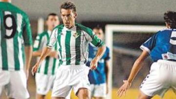 <b>AL MANDO. </b>El bético Cañas intenta conducir el balón en el encuentro de presentación de ayer del Xerez ante sus aficionados en Chapín.