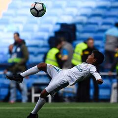El hijo de Cristiano Ronaldo emula la chilena de su padre