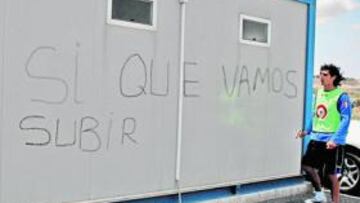 <b>PINTADA. </b>Sergio Fernández mira la frase que acaba de escribir en el exterior de los vestuarios.