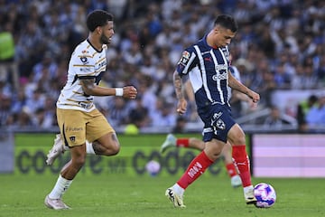   Jose Caicedo (L) of Pumas fights f the ball with Roberto de la Rosa (R) of Monterrey during the 13th round match between Monterrey and Pumas UNAM as part of the Liga BBVA MX, Torneo Apertura 2024 at BBVA Bancomer Stadium on October 23, 2024 in Monterrey, Nuevo Leon, Mexico.