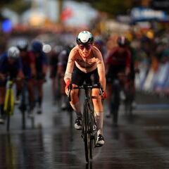 Van Vleuten obra el milagro y se proclama campeona del mundo con el codo fracturado