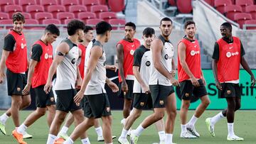 Ferran Torres y Pedri, con Dembélé de fondo.