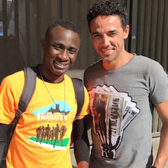 Weligton regala material deportivo y consejos a Oumar Diakite