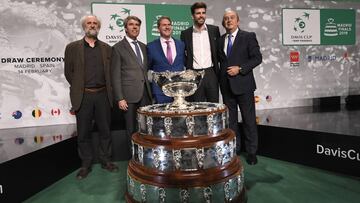 Gerard Piqu&eacute; posa junto a David Haggerty, Miguel D&iacute;az y &Aacute;ngel Garrido durante el sorteo de los grupos de la fase final de la Copa Davis que se celebrar&aacute; en Madrid.