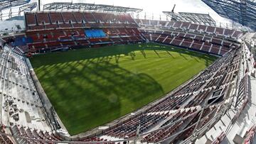 Aspecto que presenta el Estadio de El Sadar donde se ha terminado de colocar el c&eacute;sped para que pueda celebrarse este pr&oacute;ximo domingo el primer partido de la temporada 2020-21 que enfrentar&aacute; a las 12 h a Osasuna y Levante. 