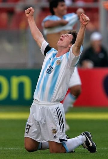 Messi celebra el pase a la final de la Copa Mundial de Fútbol Juvenil de la FIFA Países Bajos 2005 tras ganar a Brasil.