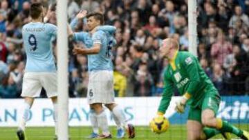 Los jugadores del City celebran uno de los goles.