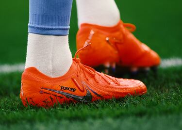 Detalle de las botas del delantero del Manchester City, Erling Braut Haaland.