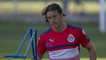 Matías Almeyda transmite a Chivas su experiencia en Clásicos