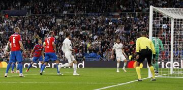 Sergio Ramos remat¨® de cabeza al palo.